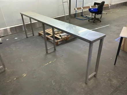 Edelstahl-Schneidetisch – RESALE