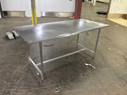 Edelstahl-Schneidetisch – RESALE