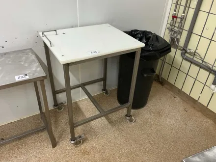 Edelstahl-Schneidetisch – RESALE