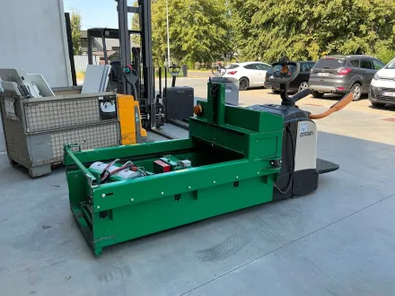 2017 Crown 3000 Serie Handhydraulischer Palettenwagen mit Batteriewechselsystem – RESALE