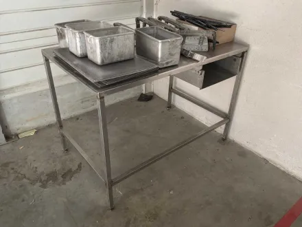 Edelstahl-Schneidetisch – RESALE