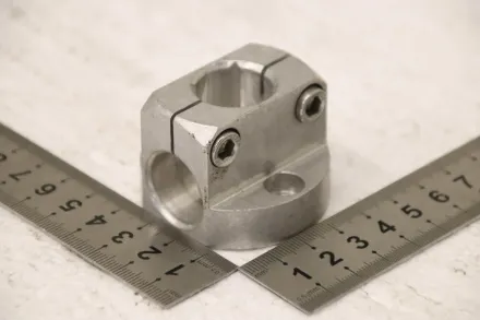 Ganter GN 473 B20 Fuß-Klemmhalter – RESALE