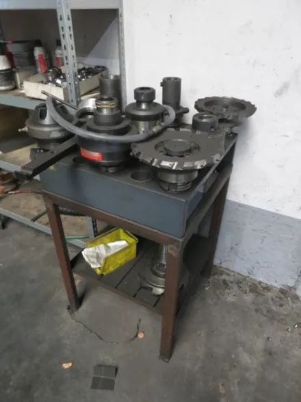 Henninger mit Werkzeugen Werkzeugwechselwagen – RESALE