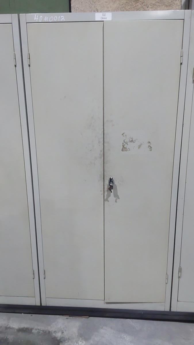 Tuerenschrank 1950x930x400 Türenschrank