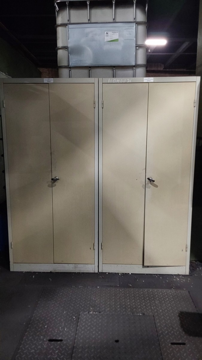 Tuerenschrank 1950x930x400 Türenschrank