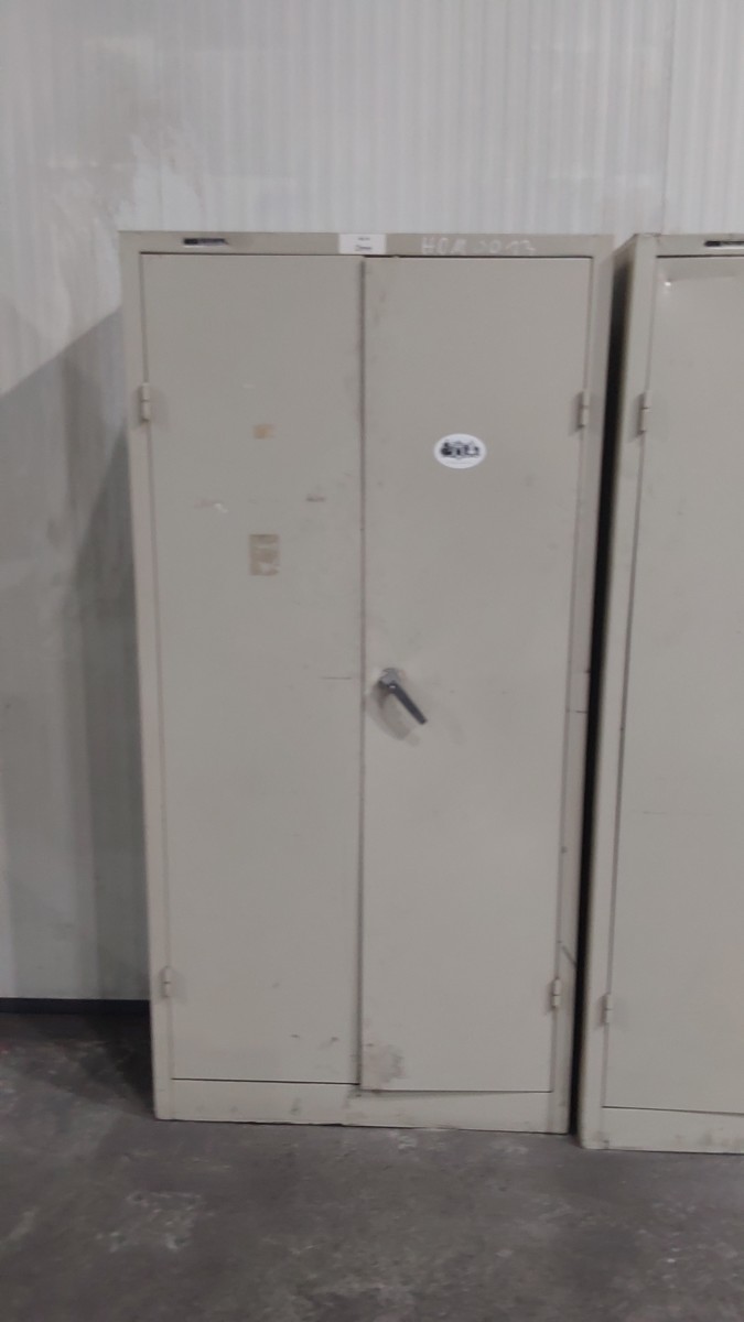 Tuerenschrank 1950x930x400 Türenschrank