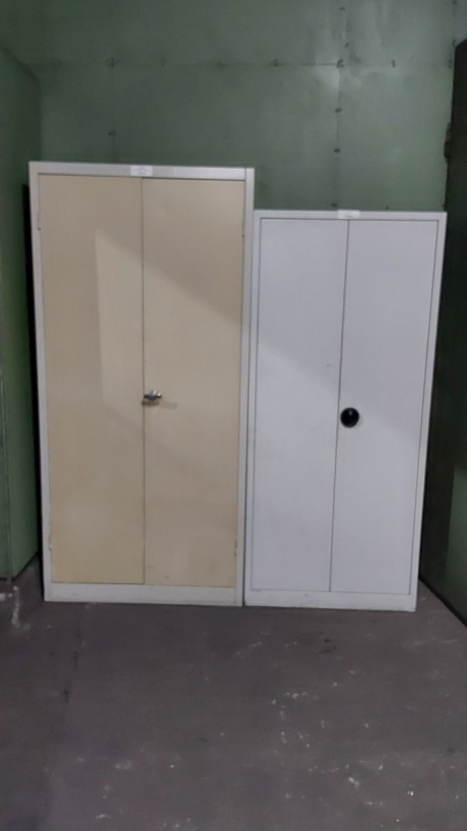 Tuerenschrank 1950x930x400 Türenschrank