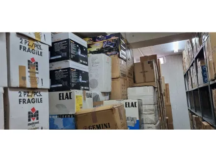 Viele Handwerkzeuge, Lötkolben, Fernbedienungen und verschiedene andere Gegenstände. – RESALE