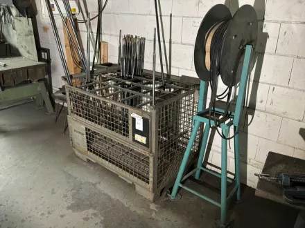 Gitterbox und Rollenwalze auf einem Sockel – RESALE
