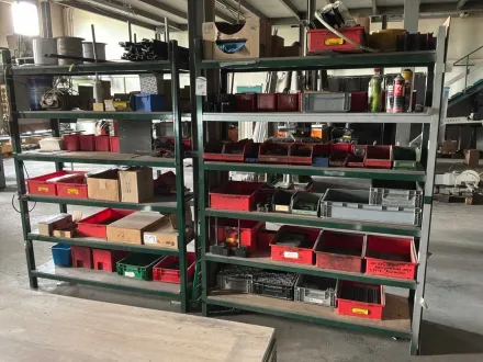 Lagerregal mit Werkstattbestand (3x) – RESALE
