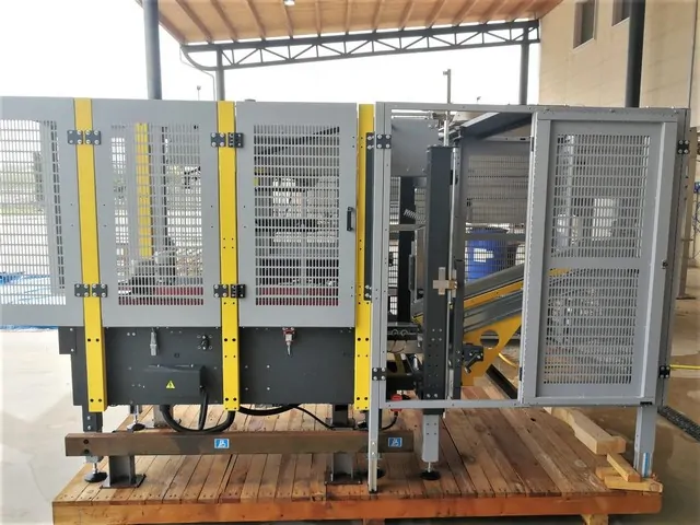 SIAT Used Case Erector F44v
