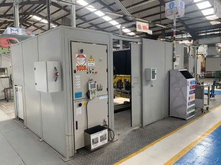 YASKAWA MOTOMAN Automatische Punktschweißzelle mit Roboter – RESALE