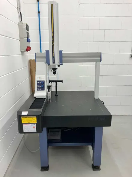 Mitutoyo Crysta-Plus M574 Koordinatenmessmaschine – RESALE