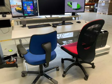 Schreibtisch mit Bürostühlen (3x) – RESALE