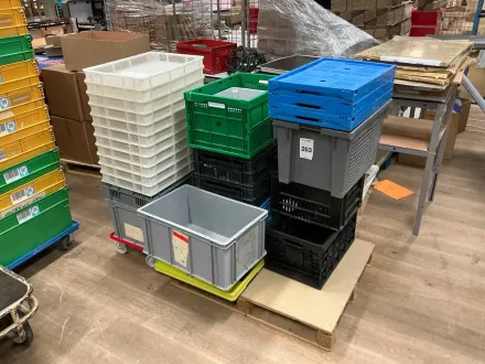 Verschiedene Stapelkisten – RESALE