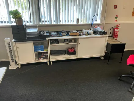 Aufbewahrungsschrank mit Inhalt – RESALE
