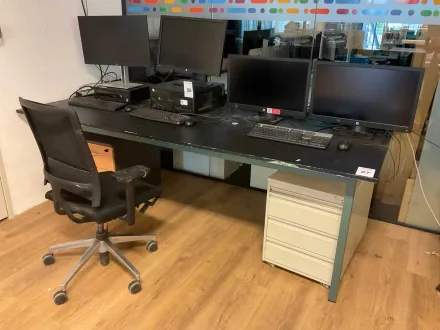 Schreibtisch mit Bürostuhl und Schubladeneinheiten – RESALE