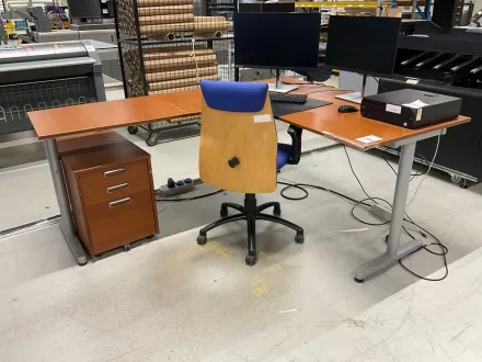 Ikea-Schreibtisch mit Schreibtischstuhl und Schubladeneinheit – RESALE