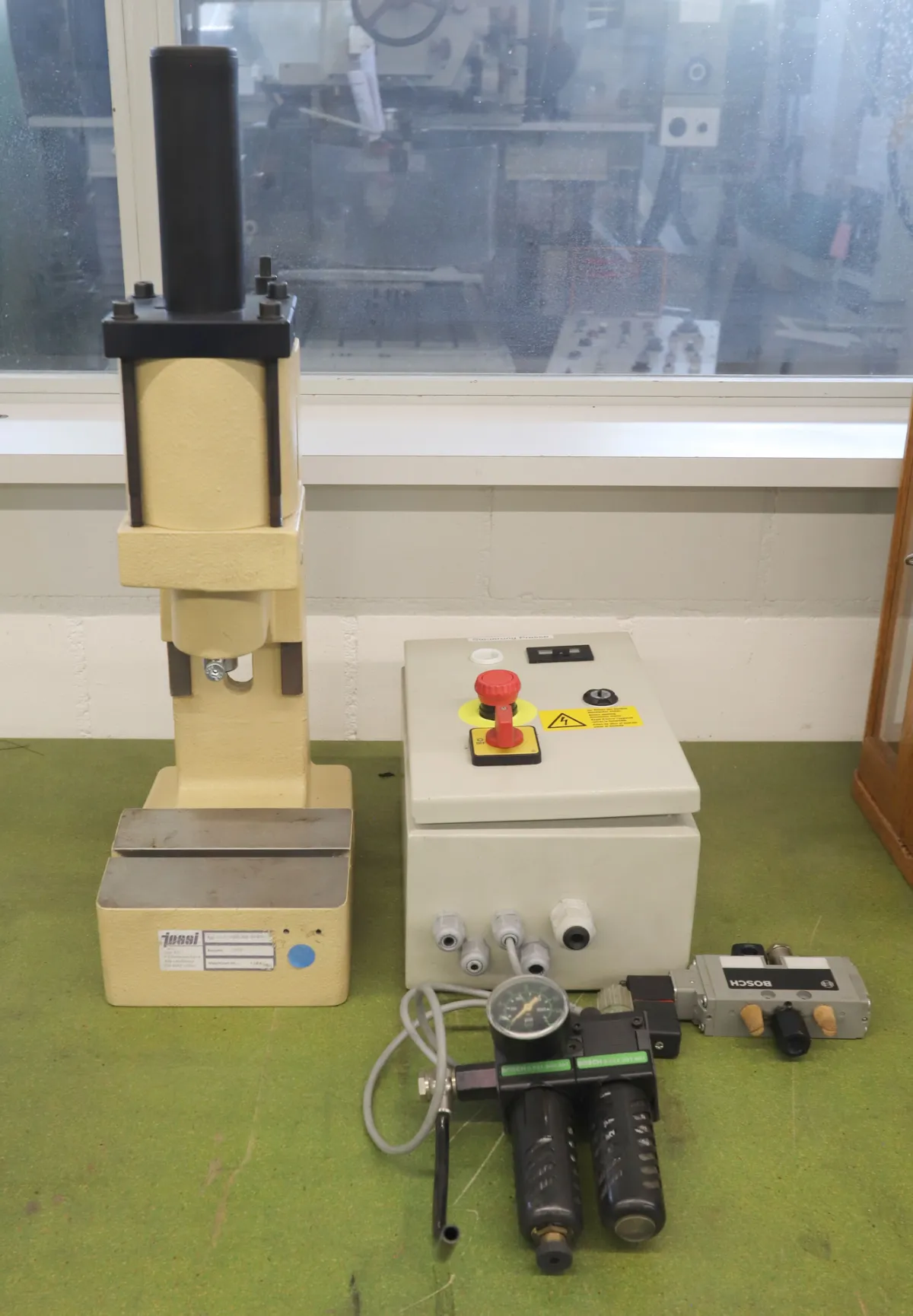 JOSSI DLP 450 HV / 80E-ZH Pneumatische Pressen