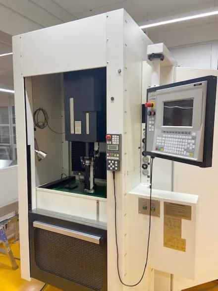 Makino EDNC 30F Senkerodiermaschinen – RESALE
