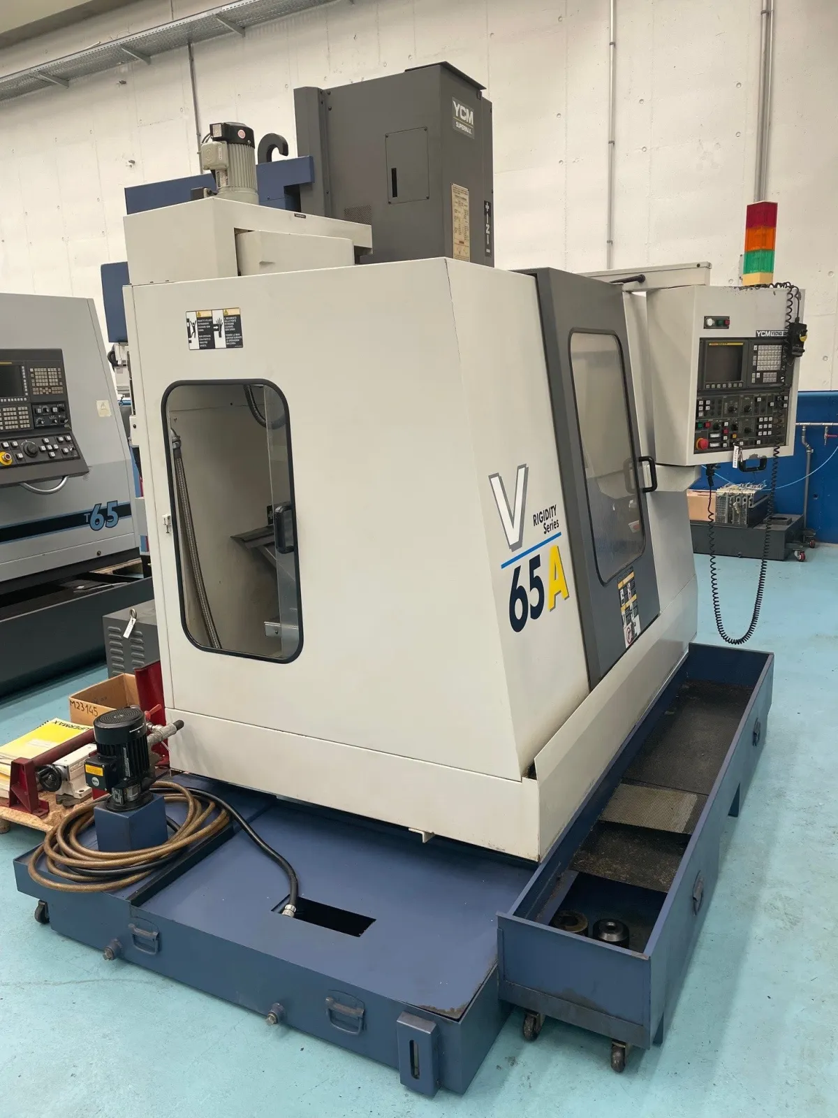 SUPERMAX YCM - V 65A Bearbeitungszentren