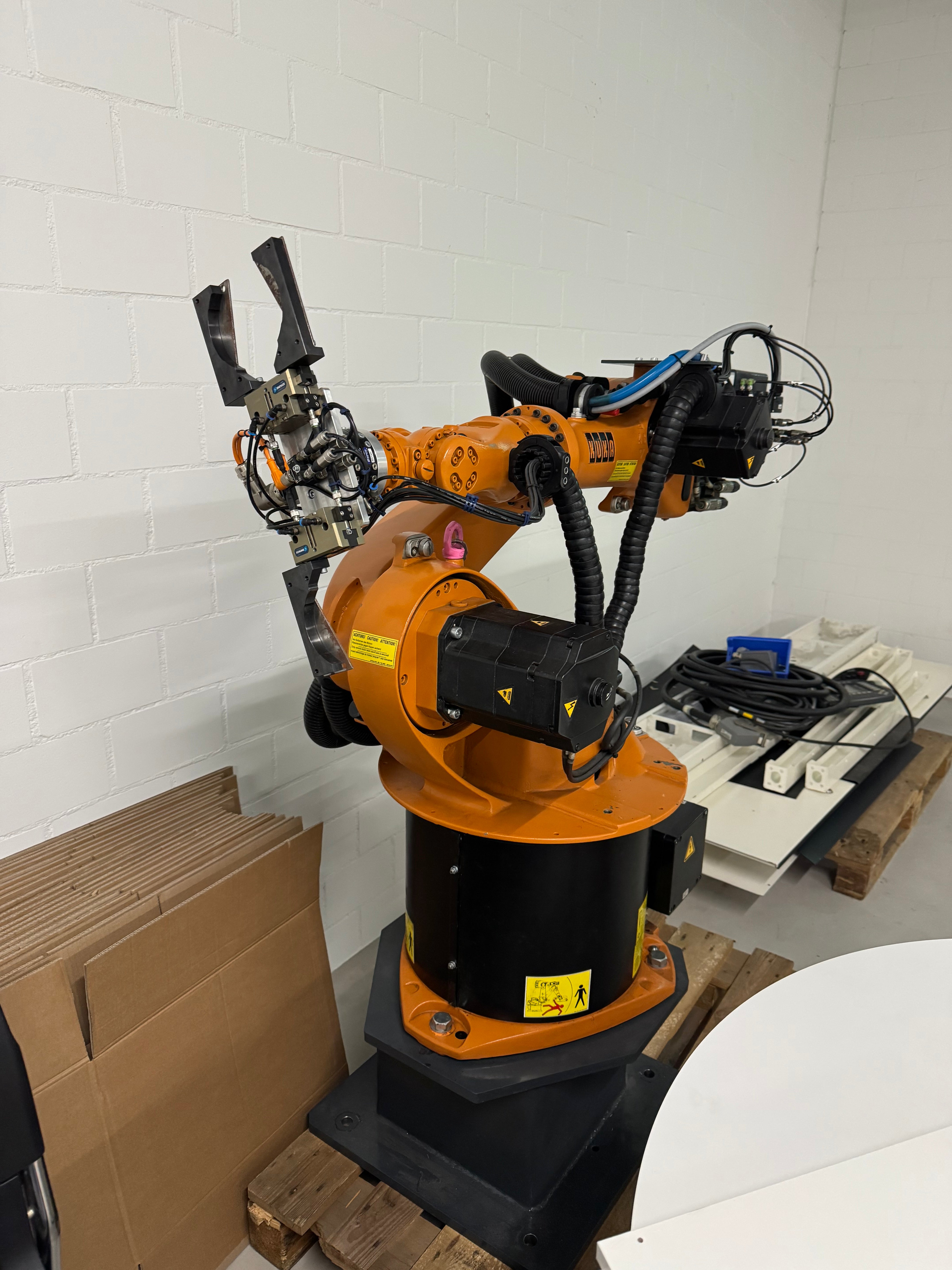 Kuka KR 16 Roboter – RESALE