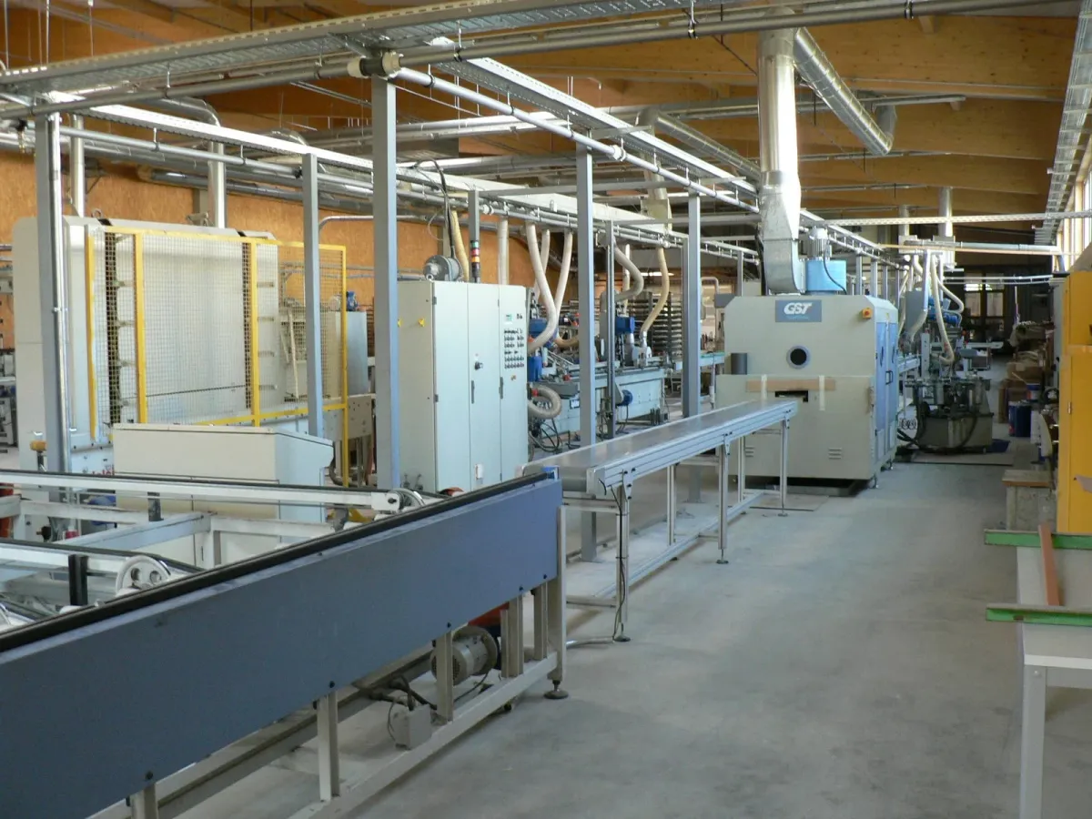 Leistenlackieranlage