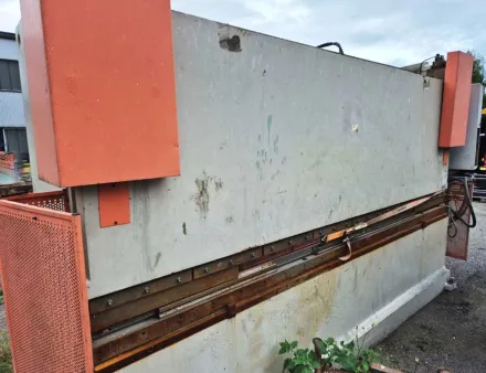 Beyeler Euro III 225 x 4100 Abkantpresse – RESALE