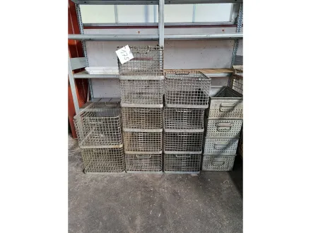 9 Gitterkörbe 350x450mm; 2 Gitterkörbe 400x500mm; 3 Metallboxen 480x320mm – RESALE