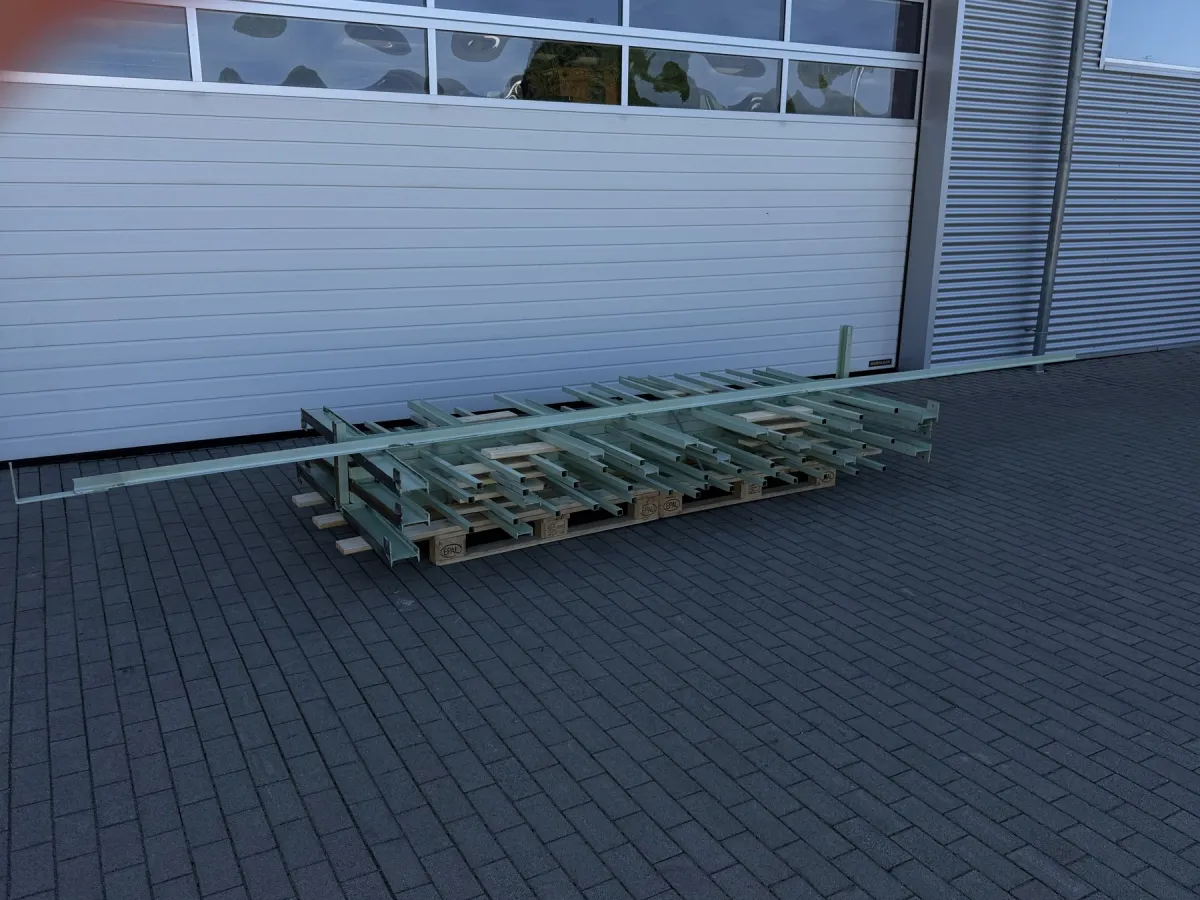Unbekannter Hersteller Zweiseitiges freistehendes Kragarmregal
