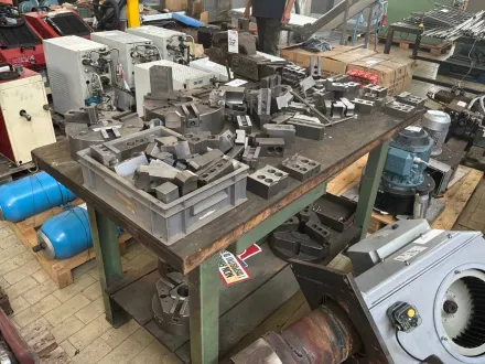 Werkbank mit Schraubstock und Inhalt – RESALE