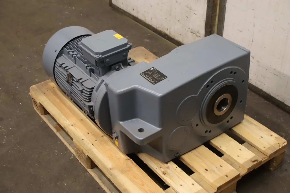 NORD DRIVESYSTEMS SK7382AZH-180MP/4 TF Getriebemotor 18,5 kW 22 U/min
