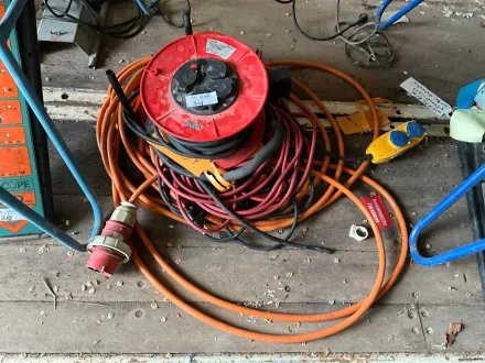 Verlängerungskabelspulen und Kabel – RESALE