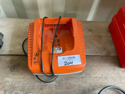 Stihl AL 300 Batterieladegerät – RESALE