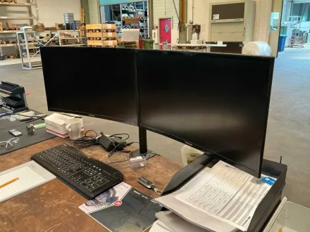 Samsung 2-Pack gebogene Displays mit doppeltem Gelenkstand – RESALE