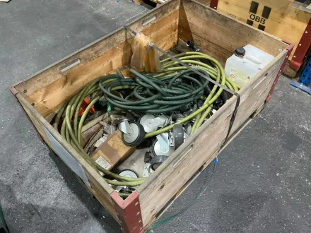Ein Set aus Schläuchen, Rollen und verschiedenen Zubehörteilen in der Kiste – RESALE