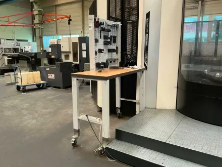 Mobiler Arbeitstisch mit Pegboard und Werkzeughalter – RESALE