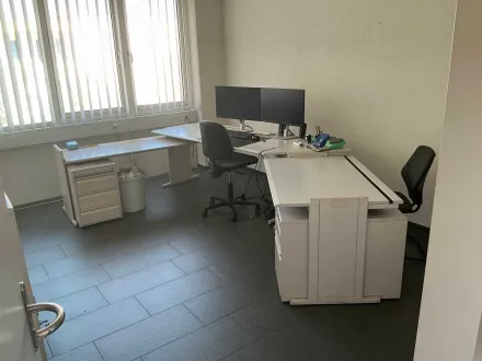Büromöbel-Set mit zwei Arbeitsplätzen, Schränken und Monitoren – RESALE