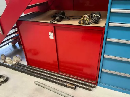Rotes Metallgehäuse mit Schubladen und Schaft von Schleifbändern – RESALE