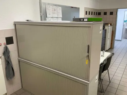 Lagermöbel, Büro- und Lagermöbel – RESALE