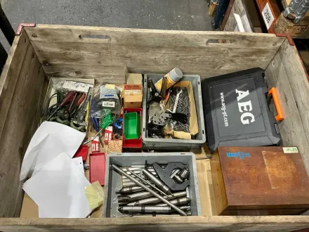 Gemischtes Set aus Werkzeugen, elektrischen Komponenten und AEG-Gehäuse – RESALE
