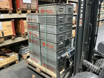 Satz perforierter Metallbehälter, die auf einer Palette stapelbar sind – RESALE