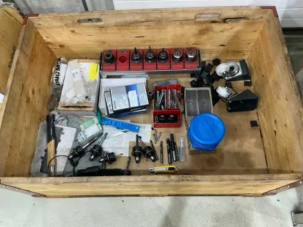 Satz von CNC-Werkzeugen und Fräszubehör in Holzkisten – RESALE