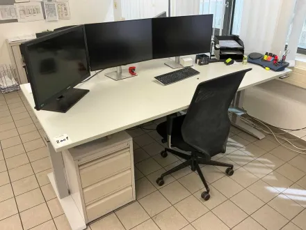 Höhenverstellbare professionelle Büroarbeitsstation mit Bildschirmen und Rollbox – RESALE
