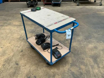 Transportwagen auf Rädern mit Regalen – RESALE