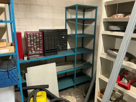 Metallregal mit Industriekabeln, Werkzeugen und technischen Komponenten – RESALE
