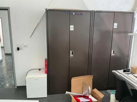 Aufbewahrungsschrank Büro- und Aufbewahrungsmöbel mit Erste-Hilfe-Medizinschrank – RESALE