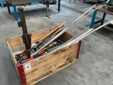 Werkstattwerkzeugset mit Klemmen, Metallprofilen und verschiedenen Werkzeugen – RESALE