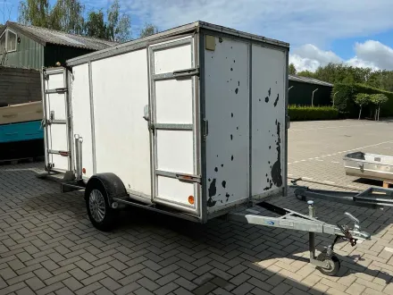 Geschlossener Anhänger einschließlich Winde und Rampen – RESALE