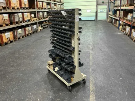 Mobiles Behälter-Display mit großem Lager an Schrauben und Hardware – RESALE